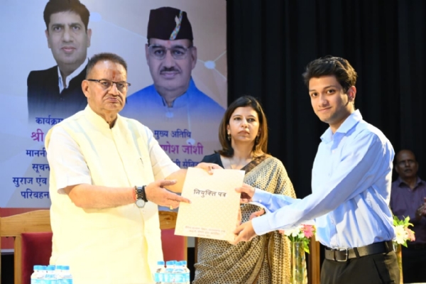 चयनित उम्मीदवारों को नियुक्त पत्र देते गणेश जोशी।