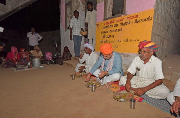 मुख्यमंत्री ने जालौर के पंसेरी में किसानों एवं पशुपालकों से किया संवाद
