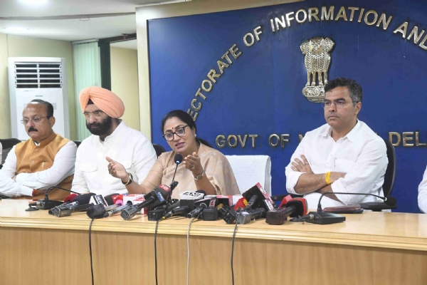 दिल्ली सचिवालय में गुरुवार को प्रेस कांफ्रेंस को संबोधित करते मुख्यमंत्री रेखा गुप्ता