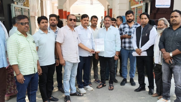 राष्ट्र वादी नौजवान सभा के लोग अतिरिक्त मजिस्ट्रेट सुनील कुमार भारती को ज्ञापन सौंपते हुए