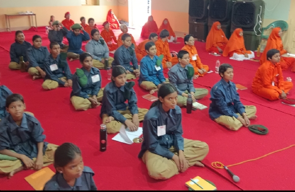 आनंद मार्ग प्रचारक संघ की ओर से आयोजित महिला स्वयंसेवक प्रशिक्षण शिविर में भाग लेते श्रद्धालु और संबोधित करतुमुख्य प्रशिक्षक अवधूतिका आनंदसाधिका आचार्या