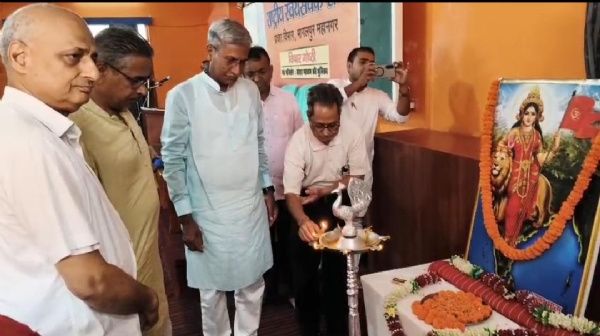 उद्घाटन करते अतिथि