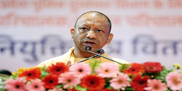 मुख्यमन्त्री योगी आदित्यनाथो ऋतुविहीनवृष्ट्या, विद्युद्वाहनेन च प्राणहानिं स्व्यकरोत्।