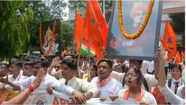एबीवीपी का ‘अभिवादन यात्रा’ में स्लोगन लगाते छात्र-छात्राएं