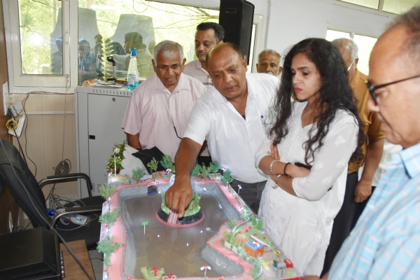 वृद्धकेदार सरोवर में बनने वाले बर्ड हाउस का माॅडल देखतीं डीसी अपराजिता