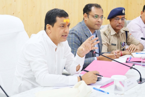 बैठक में योजनाओं की समीक्षा करते सांसद।