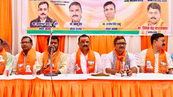 शिलान्यास कार्यक्रम में महापौर अशोक तिवारी व विधायक डॉ नीलकंठ तिवारी