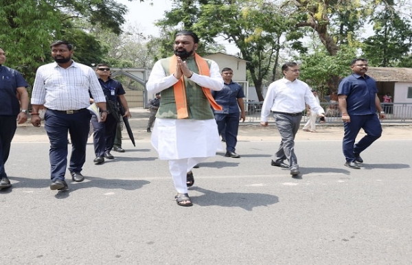मुख्यमंत्री आवास से मुख्यमंत्री सचिवालय तक पैदल जाते मुख्यमंत्री सम्राट चौधरी