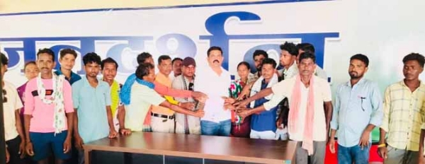 तेंदूपत्ता बोनस दिलाने को संग्राहकों ने कांग्रेस विधायक को सौंपा ज्ञापन