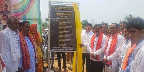 बैगा-अञ्चलाय शिक्षायाः नूतनम् उपहारम्, उपमुख्यमन्त्रिणा सिंघारी-क्षेत्रे ५०-आसनयुक्त-छात्रावास-भवनस्य भूमिपूजनं कृतम्