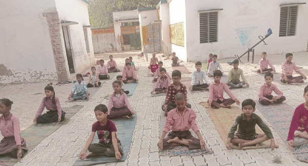 फोटो। योगा करते हुए बच्चे