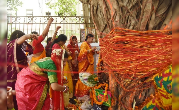 वट सावित्री के अवसर पर पूजा करतीं सुहाहिन स्त्रियां