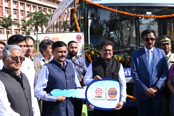 इंडियन ऑयल कॉर्पोरेशन के निदेशक (रिफाइनरी) अरविंद कुमार डीएमआरसी के निदेशक (संचालन एवं सेवा) डॉ. अमित कुमार जैन को हाइड्रोजन बसों की चाबियां सौंपते हुए।