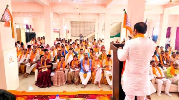 सम्बोधित करते दिलीप सिंह पटेल