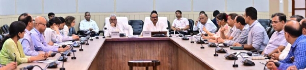 बैठक करते ब्रजेश पाठक व मयंकेश्वर शरण सिंह