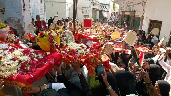 पलंग— पीढ़ी मेदनी के जुलूस में शामिल लोग