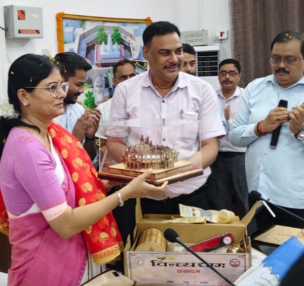 एनआरएलएम से जुड़ी स्वयं सहायता समूह की महिलाओं द्वारा तैयार विंध्य प्रसादम एवं विंध्य गिफ्ट बॉक्स देखतीं केंद्रीय राज्यमंत्री अनुप्रिया पटेल व जिलाधिकारी पवन कुमार गंगवार। एनआरएलएम से जुड़ी स्वयं सहायता समूह की महिलाओं द्वारा तैयार विंध्य प्रसादम एवं विंध्य गिफ्ट बॉक्स देखतीं केंद्रीय राज्यमंत्री अनुप्रिया पटेल व जिलाधिकारी पवन कुमार गंगवार।