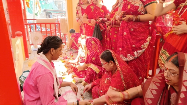 बट  साबित्री व्रत में बरगद के पेड़ की पूजा करती महिलाए