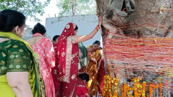 पूजा करती महिलाए