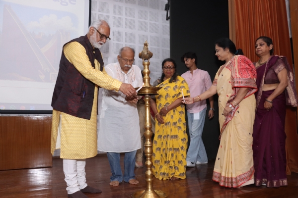 आईजीएनसीए के सदस्य सचिव डॉ. सच्चिदानंद जोशी दीप प्रज्वलित करते हुए। आईजीएनसीए के सदस्य सचिव डॉ. सच्चिदानंद जोशी दीप प्रज्वलित करते हुए।