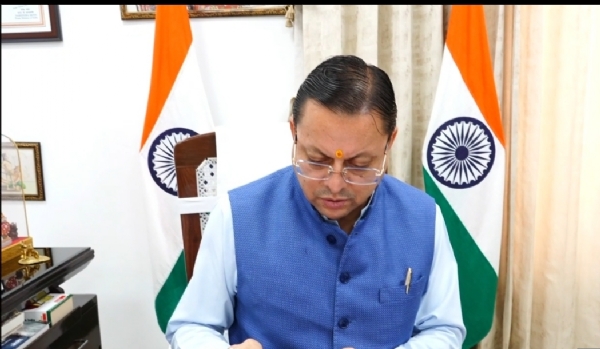 मुख्यमंत्री पुष्कर सिंह धामी सीबीएसई 12 वीं टॉपर छात्रा को फोन पर   बधाई देते हुए।