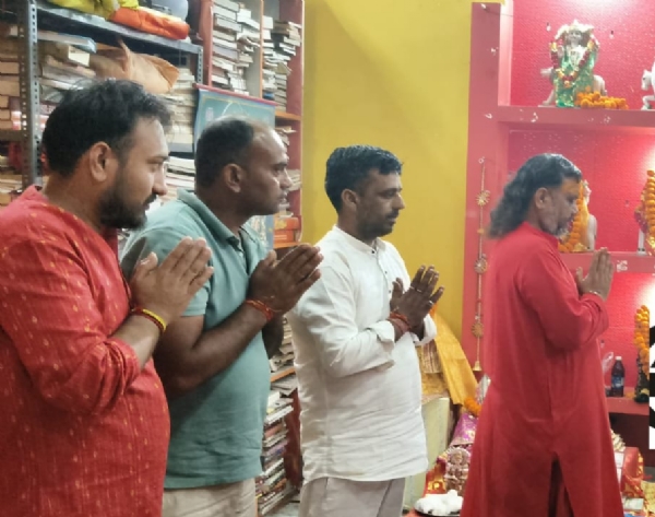 शनि देव का पूजन करते हुए