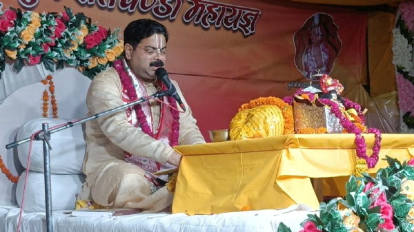 भागवत कथा का वाचन करते डा. पुंडरीक शास्त्री। भागवत कथा का वाचन करते डा. पुंडरीक शास्त्री।