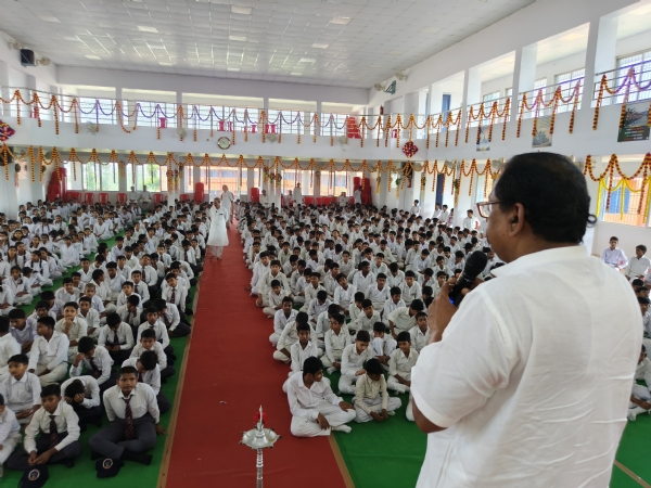 संबोधित करते अतिथि