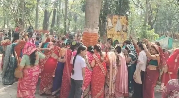 बट सावित्री व्रत पर पूजा करती महिलाएं और सिंदूर लगाती