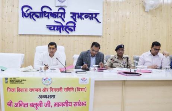 जैविक उत्पादाें काे लेकर चर्चा करते सांसद बलूनी।