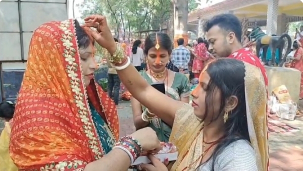 बट सावित्री व्रत पर पूजा करती महिलाएं और सिंदूर लगाती
