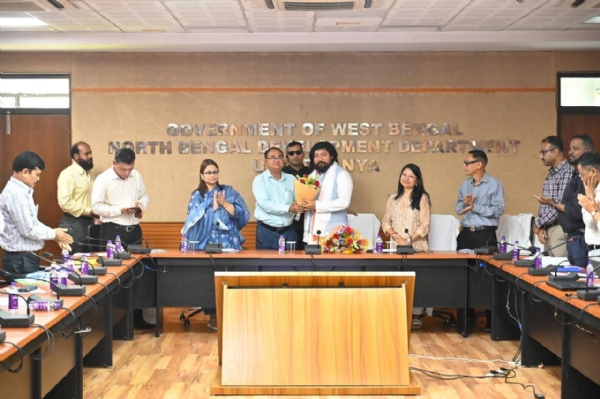 उत्तर बंगाल विकास मंत्री निशीथ प्रामाणिक को उत्तरकन्या में स्वागत करते हुए  विभाग के सचिव और अधिकारी 