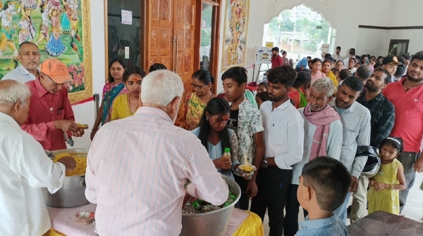महाप्रसाद वितरण करते ट्रस्ट के सदस्य और श्रद्धालुओं की तस्वीर