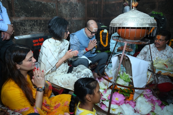 राज्यपाल रमेन डेका  भोरमदेव पहुंचकर भगवान भोलेनाथ की  पूजा-अर्चना करते हुए
