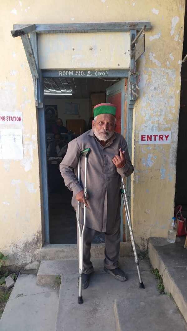 मतदान करने पहुंचे बुजुर्ग मतदान करने पहुंचे बुजुर्ग