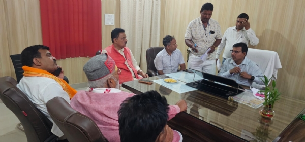 सिंचाई विभाग के अधिकारियों से बात करते पूर्व मंत्री नारद राय सिंचाई विभाग के अधिकारियों से बात करते पूर्व मंत्री नारद राय