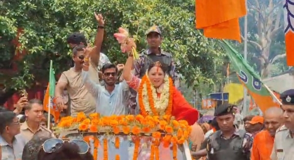 धन्यवाद यात्रा के दौरान नृत्य करती अग्निमित्र पर
