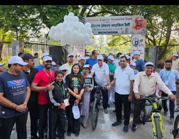 मंत्री गणेश जोशी साइकिल रैली को फ्लैग ऑफ करते हुए।