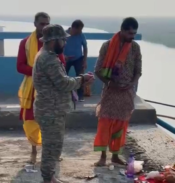 पूजा करते पुजारी