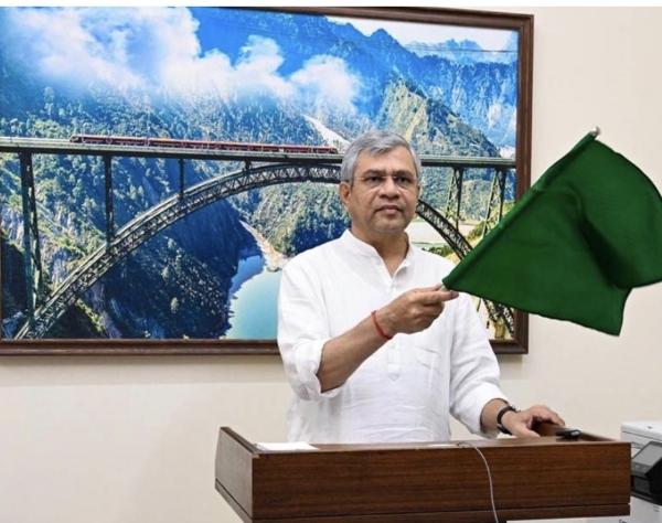 केंद्रीय रेल मंत्री अश्विनी वैष्णव बेंगलुरु-मुंबई एक्सप्रेस रेल सेवा को आभासी माध्यम से हरी झंडी दिखाते हुए। केंद्रीय रेल मंत्री अश्विनी वैष्णव बेंगलुरु-मुंबई एक्सप्रेस रेल सेवा को आभासी माध्यम से हरी झंडी दिखाते हुए।