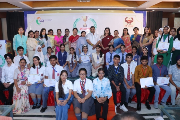 “शाबाश” सम्मान समारोह में मेधावी छात्र-छात्राओं को सम्मानित करते मुख्य अतिथि, आयोजक एवं अतिथिगण।