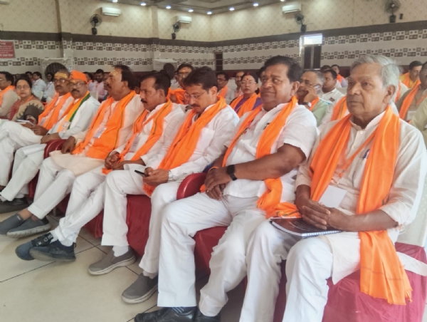 सम्मेलन में मौजूद कार्यकर्ता व पदाधिकारी