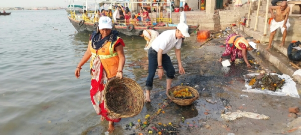 वाराणसी: मणिकर्णिका तीर्थ पर स्वच्छता अभियान वाराणसी: मणिकर्णिका तीर्थ पर स्वच्छता अभियान