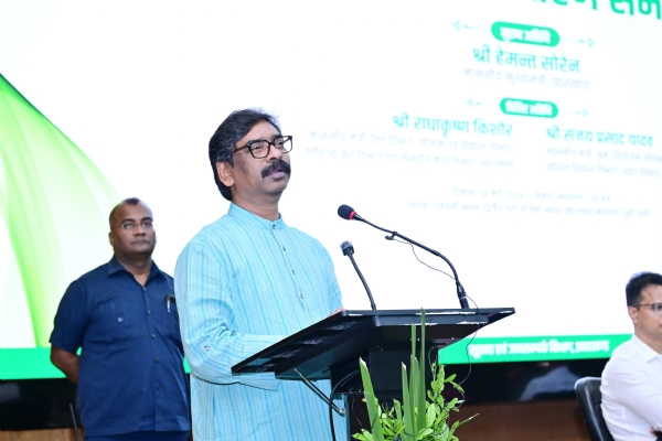 मुख्यमंत्री कार्यक्रम को संबोधित करते हुए मुख्यमंत्री कार्यक्रम को संबोधित करते हुए