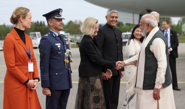 ओस्लो पहुंचने पर नार्वे के प्रधानमंत्री योनास गार स्टोरे समेत प्रतिनिधिमंडल के अन्य सदस्यों से मिलते प्रधानमंत्री नरेन्द्र मोदी।