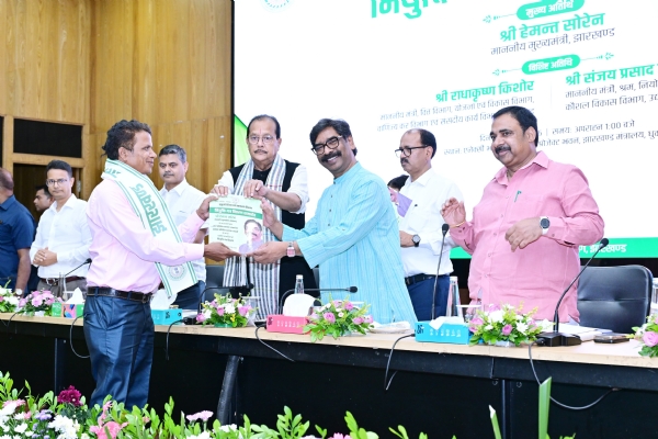 मुख्यमंत्री नियुक्ति पत्र देते हुए मुख्यमंत्री नियुक्ति पत्र देते हुए