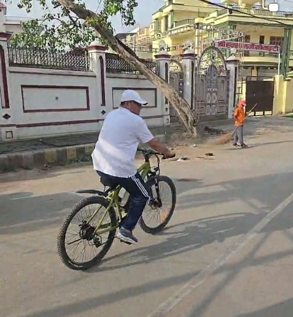 साइकिल से जनसंपर्क पर निकले विधायक सौरभ साइकिल से जनसंपर्क पर निकले विधायक सौरभ