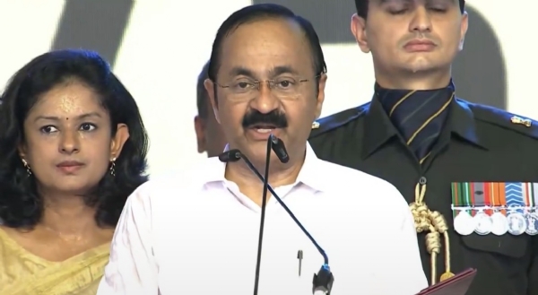 वीडी सतीशन ने मुख्यमंत्री पद की शपथ लेते हुए वीडी सतीशन ने मुख्यमंत्री पद की शपथ लेते हुए