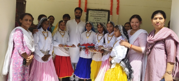 सुंडावास स्कूल में विद्यार्थियों के साथ भव्य बिश्नोई। सुंडावास स्कूल में विद्यार्थियों के साथ भव्य बिश्नोई।