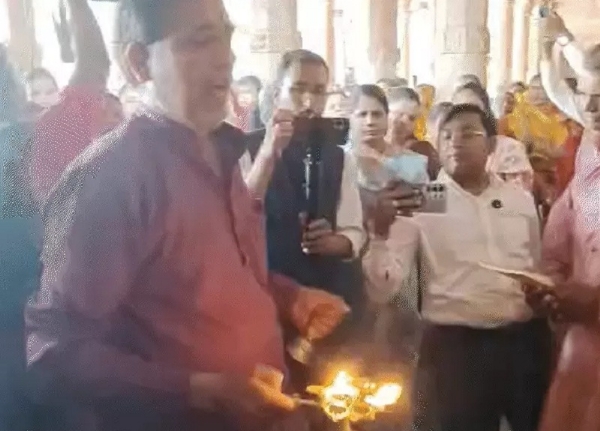 भोजशाला में हवन-पूजन करते हुए श्रद्धालु भोजशाला में हवन-पूजन करते हुए श्रद्धालु